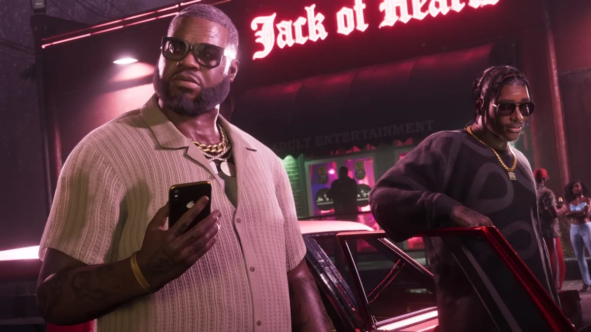 Буби держит телефон, стоя возле клуба в GTA 6